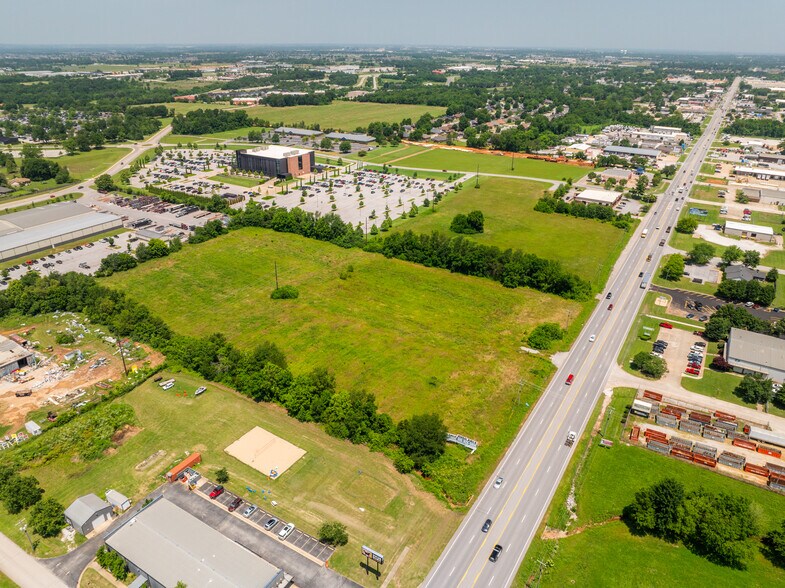 S Bloomington St, Lowell, AR à vendre - Photo de l’immeuble – Image 2 sur 5