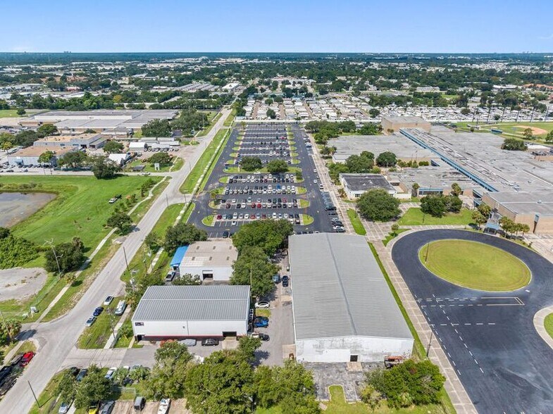 6235 118th Ave N, Largo, FL à vendre - Photo de l’immeuble – Image 2 sur 28