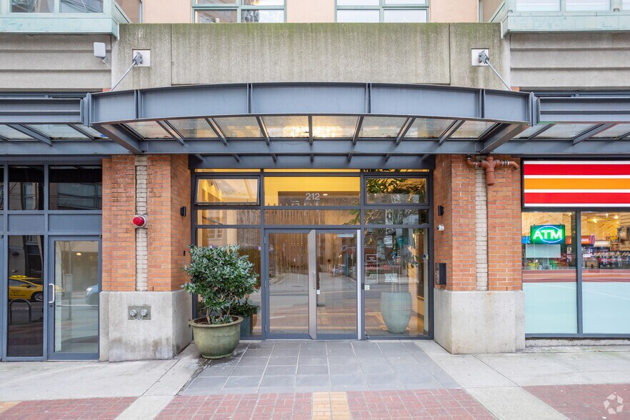 1207 Pacific Blvd, Vancouver, BC à vendre - Photo de l’immeuble – Image 3 sur 7