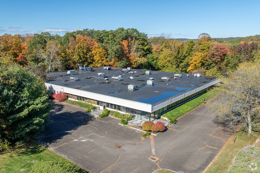 1 Trefoil Dr, Trumbull, CT à louer - Photo de l’immeuble – Image 2 sur 8