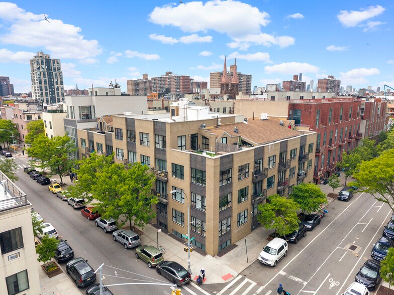 180 Scholes St, Brooklyn, NY à vendre - Photo de l’immeuble – Image 1 sur 15