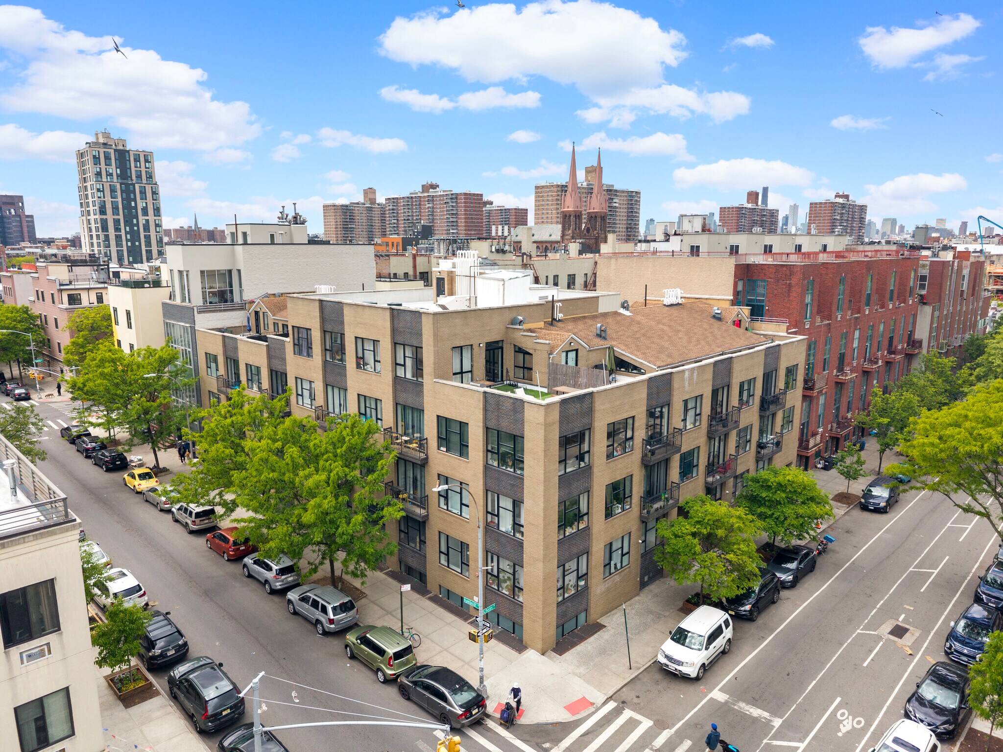 180 Scholes St, Brooklyn, NY à vendre Photo de l’immeuble– Image 1 sur 16