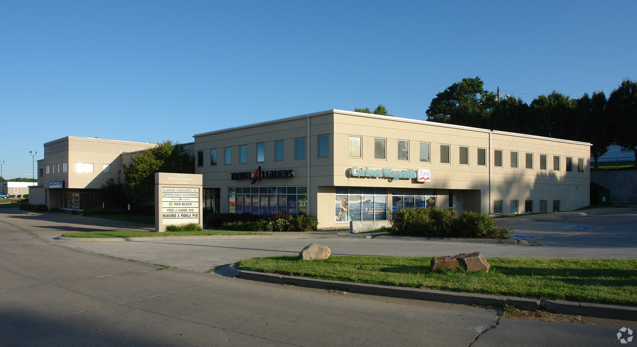 8400-8424 W Center Rd, Omaha, NE à louer Photo principale– Image 1 sur 4