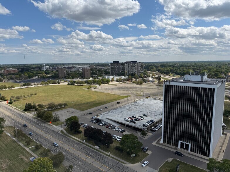 17515 W 9 Mile Rd, Southfield, MI à vendre - Photo de l’immeuble – Image 3 sur 6