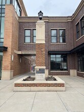 440 E Hawley St, Mundelein, IL à louer Photo intérieure– Image 2 sur 12