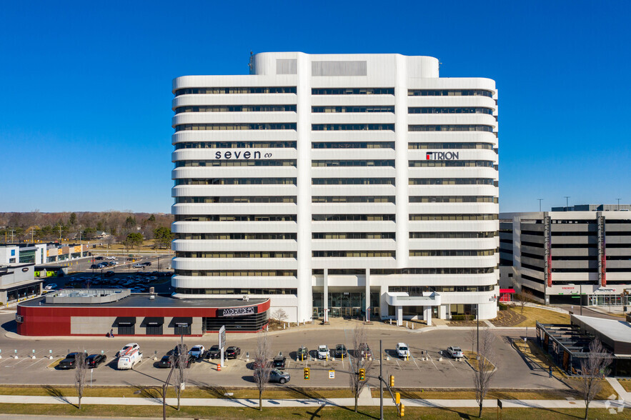 888 W Big Beaver Rd, Troy, MI à louer - Photo de l’immeuble – Image 3 sur 6