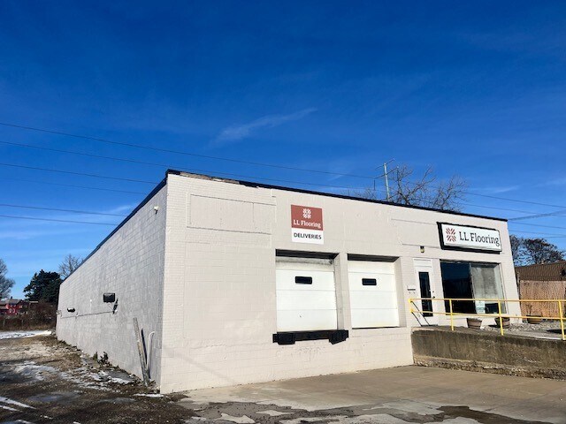 540 Brookpark Rd, Cleveland, OH à louer - Photo de l’immeuble – Image 1 sur 5