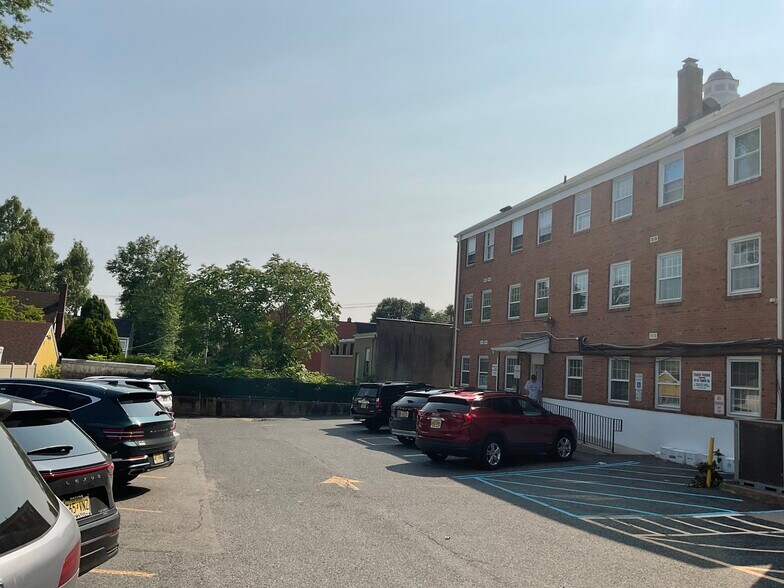 751 Teaneck Rd, Teaneck, NJ à vendre - Photo principale – Image 1 sur 2