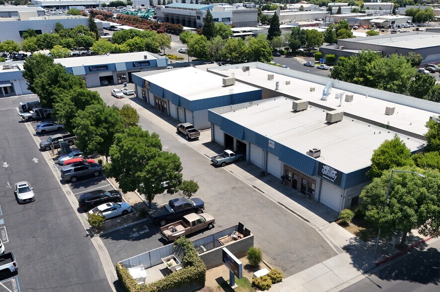 177 N Sunnyside Ave, Clovis, CA à louer - Photo de l’immeuble – Image 1 sur 7