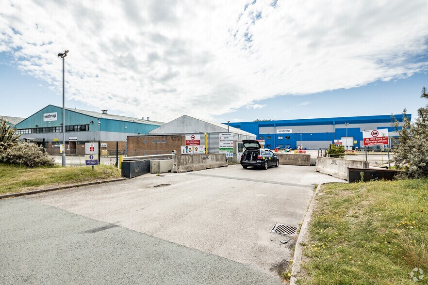 First Ave, Deeside à louer - Photo de l’immeuble – Image 1 sur 2