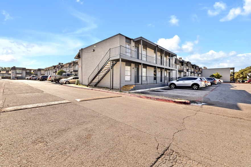 9765 Webb Chapel Rd, Dallas, TX à vendre - Photo de l’immeuble – Image 3 sur 5