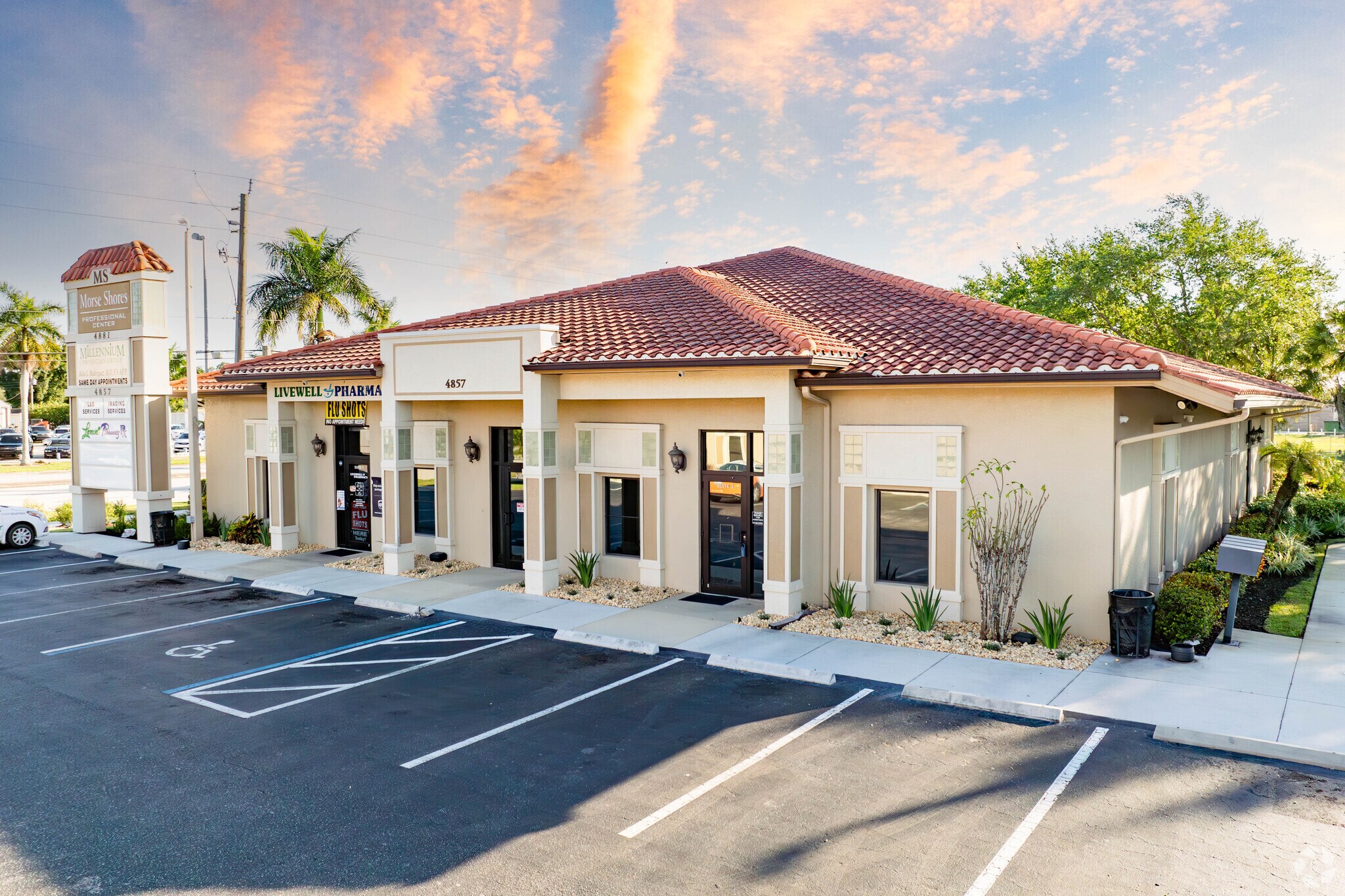 4857 Palm Beach Blvd, Fort Myers, FL à louer Photo principale– Image 1 sur 41