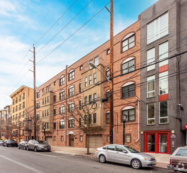 218 Jackson St, Hoboken, NJ à vendre - Photo de l’immeuble – Image 2 sur 2