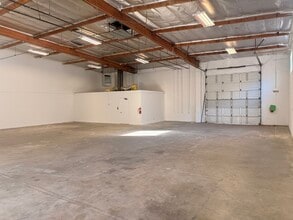 9627-9629 Owensmouth Ave, Chatsworth, CA à louer Photo intérieure– Image 2 sur 11