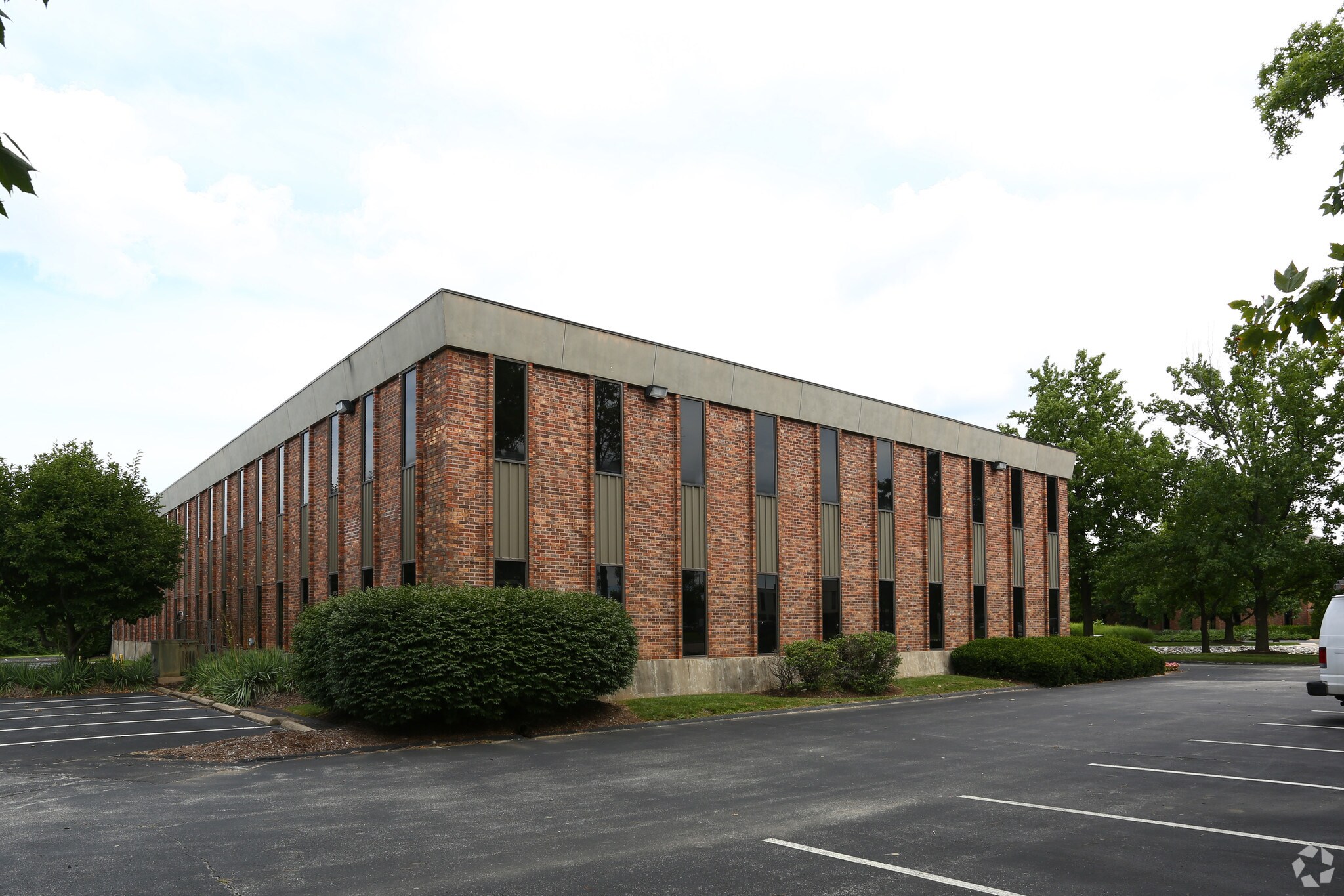 2280 Schuetz Rd, Maryland Heights, MO à vendre Photo de l’immeuble– Image 1 sur 4