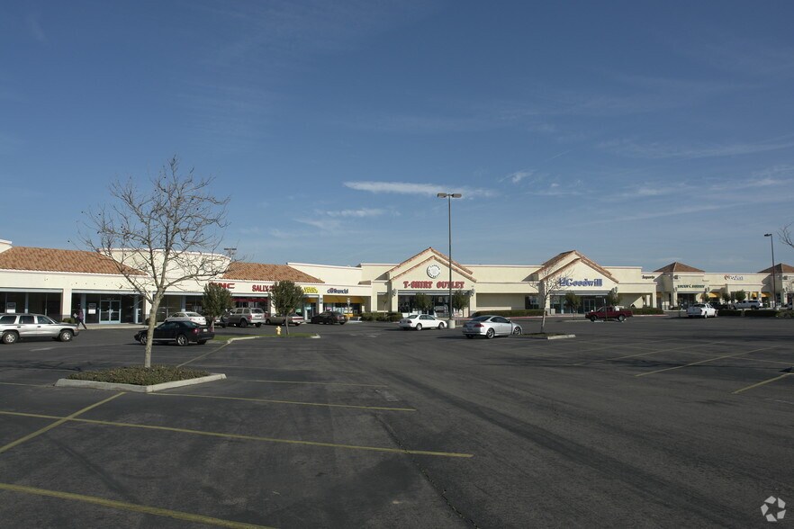 2001-2295 W Cleveland Ave, Madera, CA à louer - Photo de l’immeuble – Image 3 sur 10