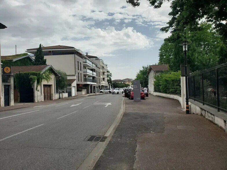 Local commercial dans Genas à louer - Photo de l’immeuble – Image 3 sur 5