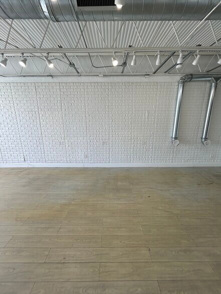 1560-1576 NE 16th Pl, Miami, FL à louer - Photo de l’immeuble – Image 3 sur 9