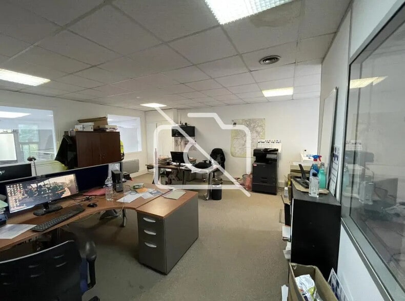 Industriel/Logistique dans Voisins-le-Bretonneux à louer - Photo de l’immeuble – Image 1 sur 12