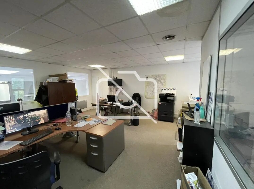 Industriel/Logistique dans Voisins-le-Bretonneux à louer Photo de l’immeuble– Image 1 sur 13