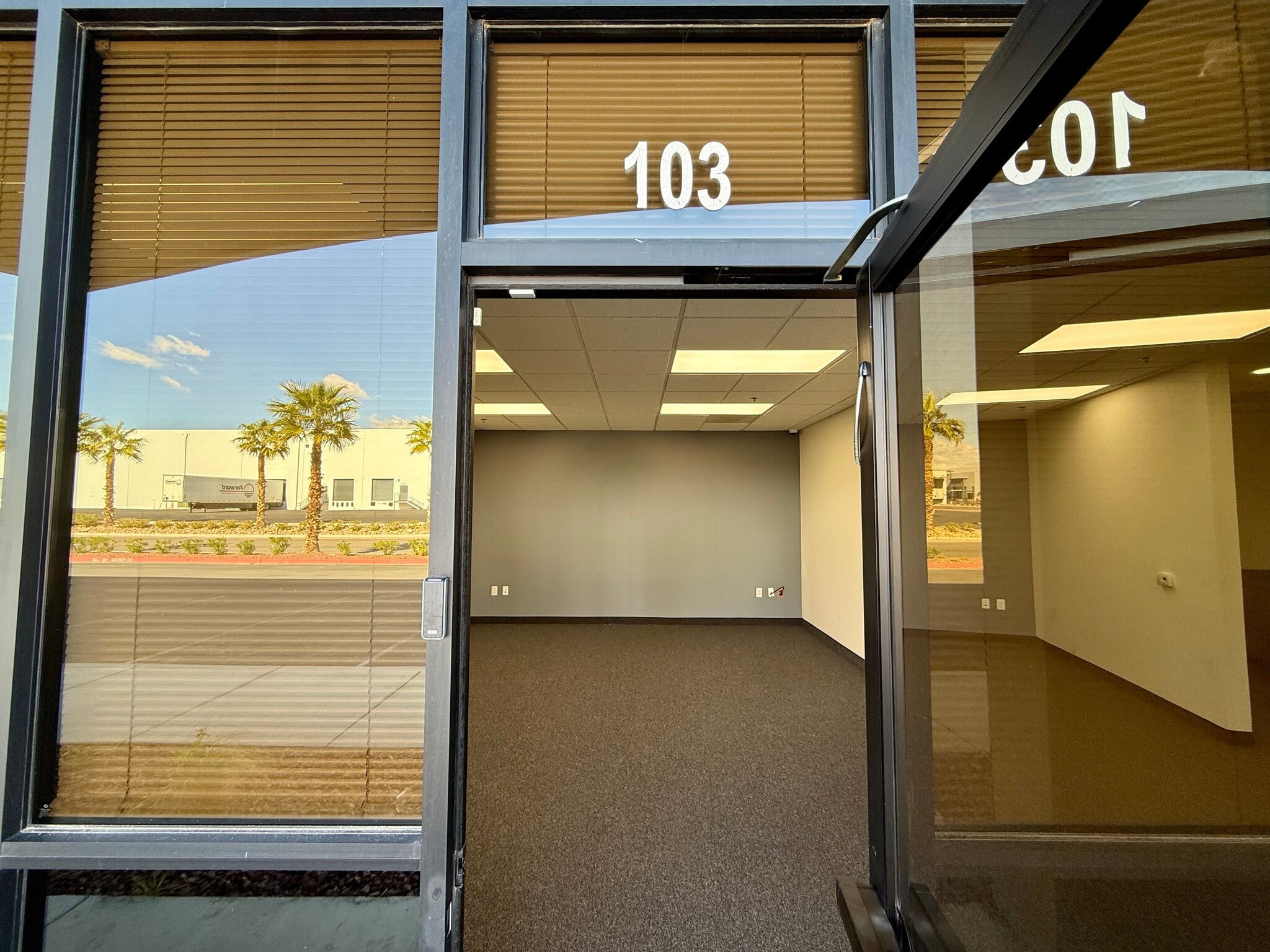 6180 North Hollywood Blvd, Las Vegas, NV à louer Photo de l’immeuble– Image 1 sur 14