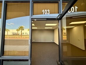 6180 North Hollywood Blvd, Las Vegas, NV à louer Photo de l’immeuble– Image 1 sur 14