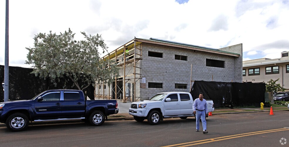 94-423 Akoki St, Waipahu, HI à louer - Photo de l’immeuble – Image 3 sur 11