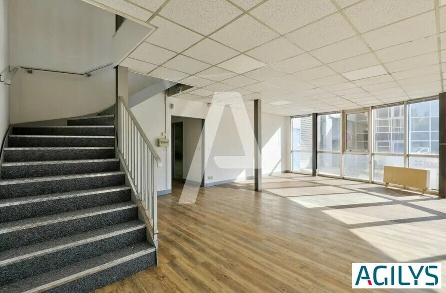 Local d’activités dans Fontenay-sous-Bois à louer - Photo de l’immeuble – Image 2 sur 10