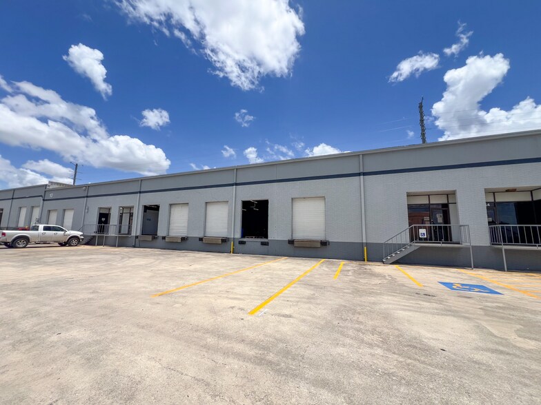 5810-5922 Business Park, San Antonio, TX à louer - Photo de l’immeuble – Image 2 sur 8