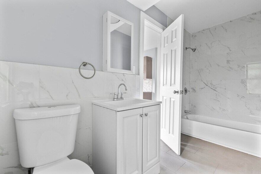 746 Maple St, Bridgeport, CT à vendre - Photo intérieure – Image 3 sur 90