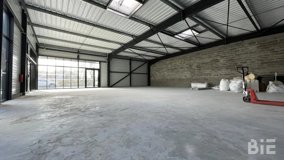 Local commercial dans Sainte-Eulalie à louer - Photo intérieure – Image 2 sur 3