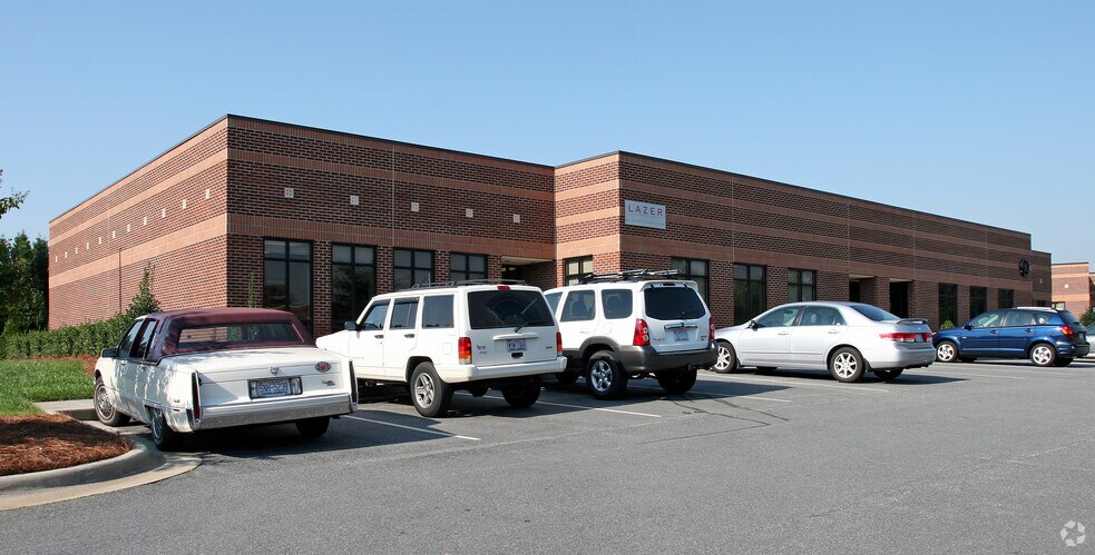 971-985 Pinebrook Knolls Dr, Winston-Salem, NC à louer - Photo de l’immeuble – Image 3 sur 5