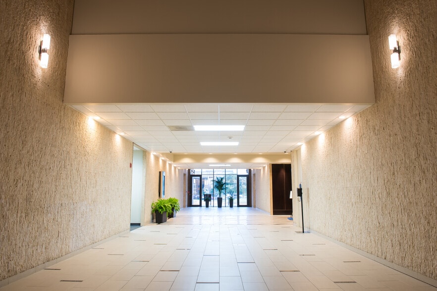 9990 Richmond Ave, Houston, TX à louer - Hall d’entrée – Image 3 sur 18
