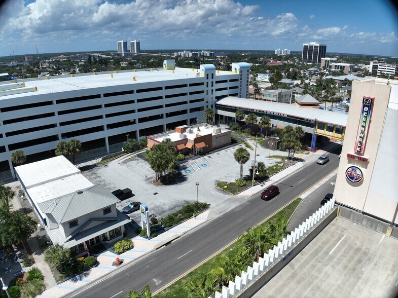 225 N Atlantic Ave, Daytona Beach, FL à louer - Photo de l’immeuble – Image 3 sur 8