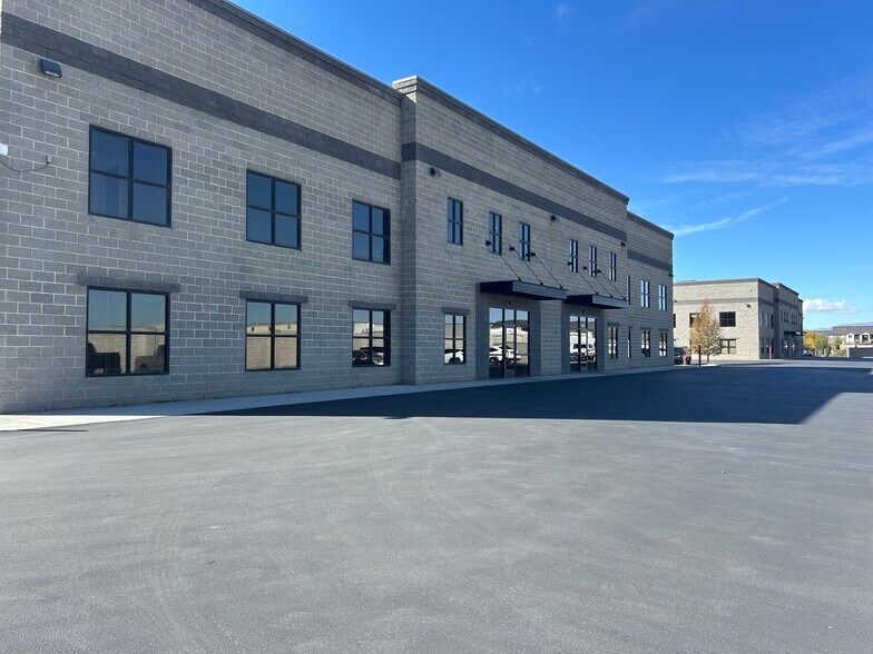 564 W 700 S, Pleasant Grove, UT à louer - Photo de l’immeuble – Image 1 sur 21