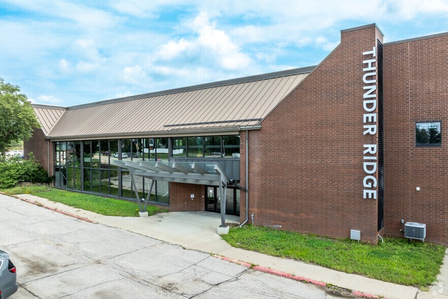 2302 W 1st St, Cedar Falls, IA à louer - Photo principale – Image 1 sur 9