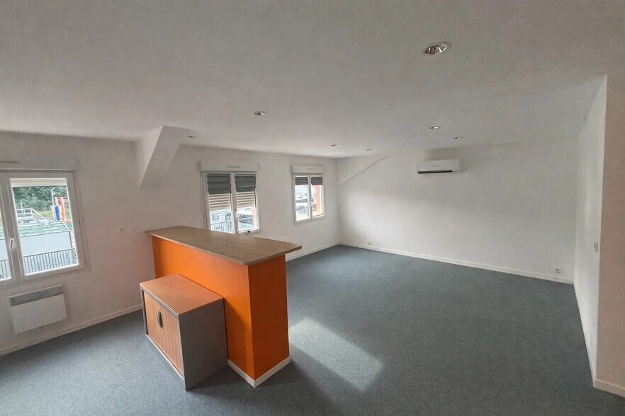 Local d’activités dans Saint-Maximin-la-Sainte-Baume à louer - Photo de l’immeuble – Image 3 sur 9