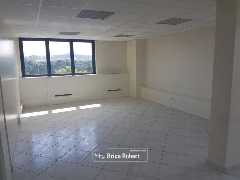 Bureau dans Villeurbanne à louer - Photo de l’immeuble – Image 3 sur 12