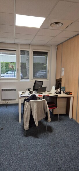 Bureau dans Bron à louer - Photo de l’immeuble – Image 3 sur 5
