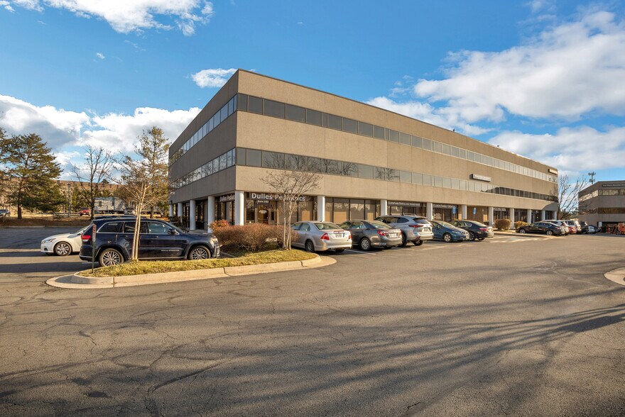 131 Elden St, Herndon, VA à louer - Photo de l’immeuble – Image 3 sur 36