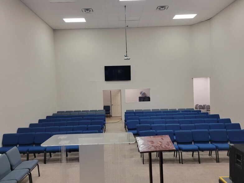 5450 Lee St, Lehigh Acres, FL à louer - Photo de l’immeuble – Image 3 sur 5