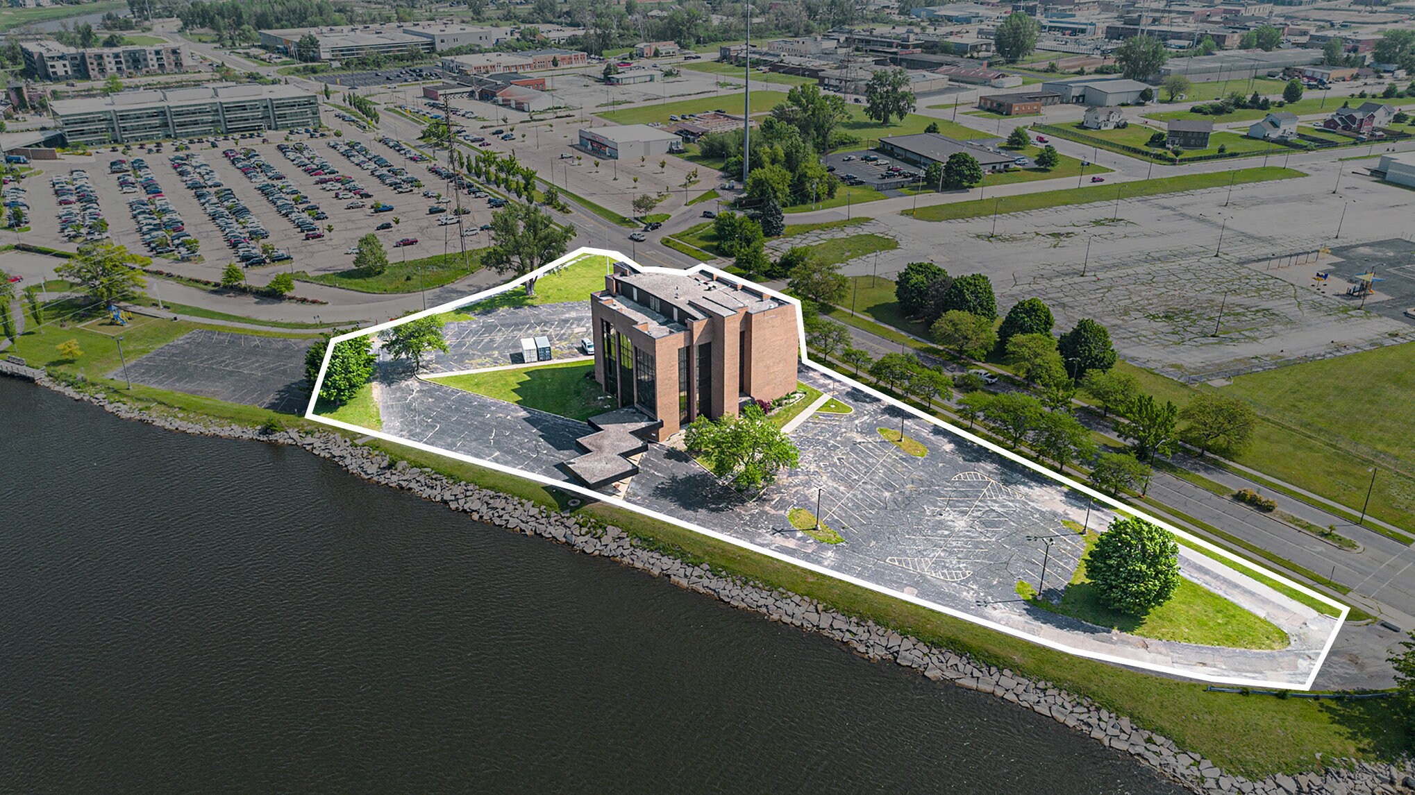 400 Riverview Dr, Benton Harbor, MI à vendre Photo de l’immeuble– Image 1 sur 24