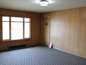 130 N Fond Du Lac Ave, Campbellsport, WI à louer Photo intérieure– Image 2 sur 8