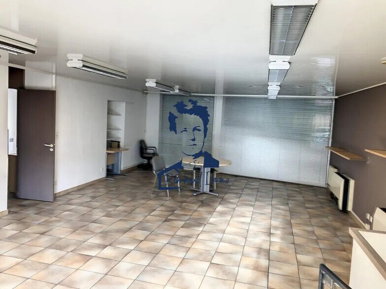 Local d’activités dans Charleville-Mézières à louer - Photo de l’immeuble – Image 1 sur 5