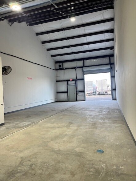 1512 McKay Bay Ct, Tampa, FL à louer - Photo de l’immeuble – Image 2 sur 9