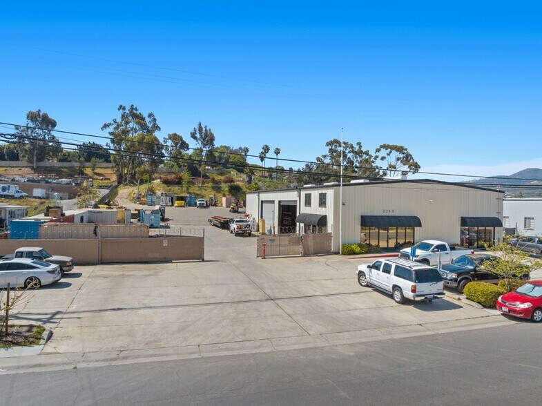 2213 Meyers Ave, Escondido, CA à louer - Photo de l’immeuble – Image 2 sur 4