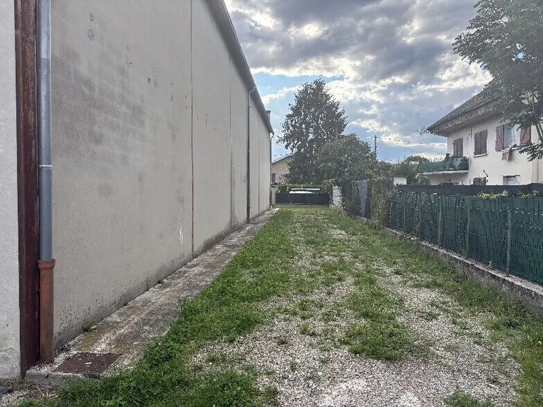 Local d’activités dans Villeurbanne à louer - Photo de l’immeuble – Image 3 sur 19