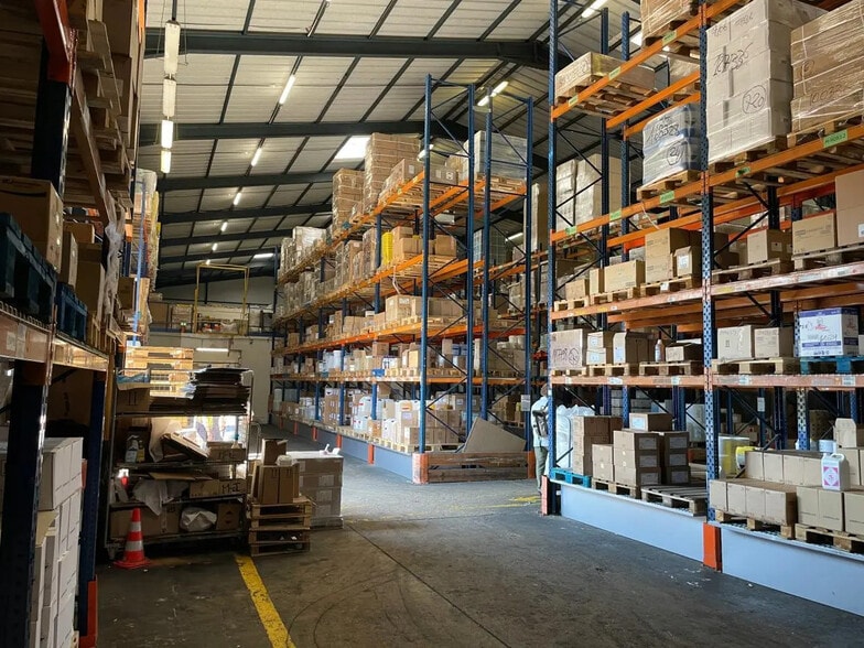 Local d’activités dans Villeneuve-la-Garenne à louer - Photo de l’immeuble – Image 3 sur 8