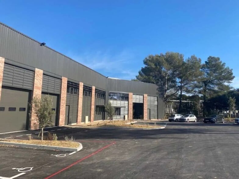 Local d'activités dans Signes à vendre - Photo de l’immeuble – Image 2 sur 8