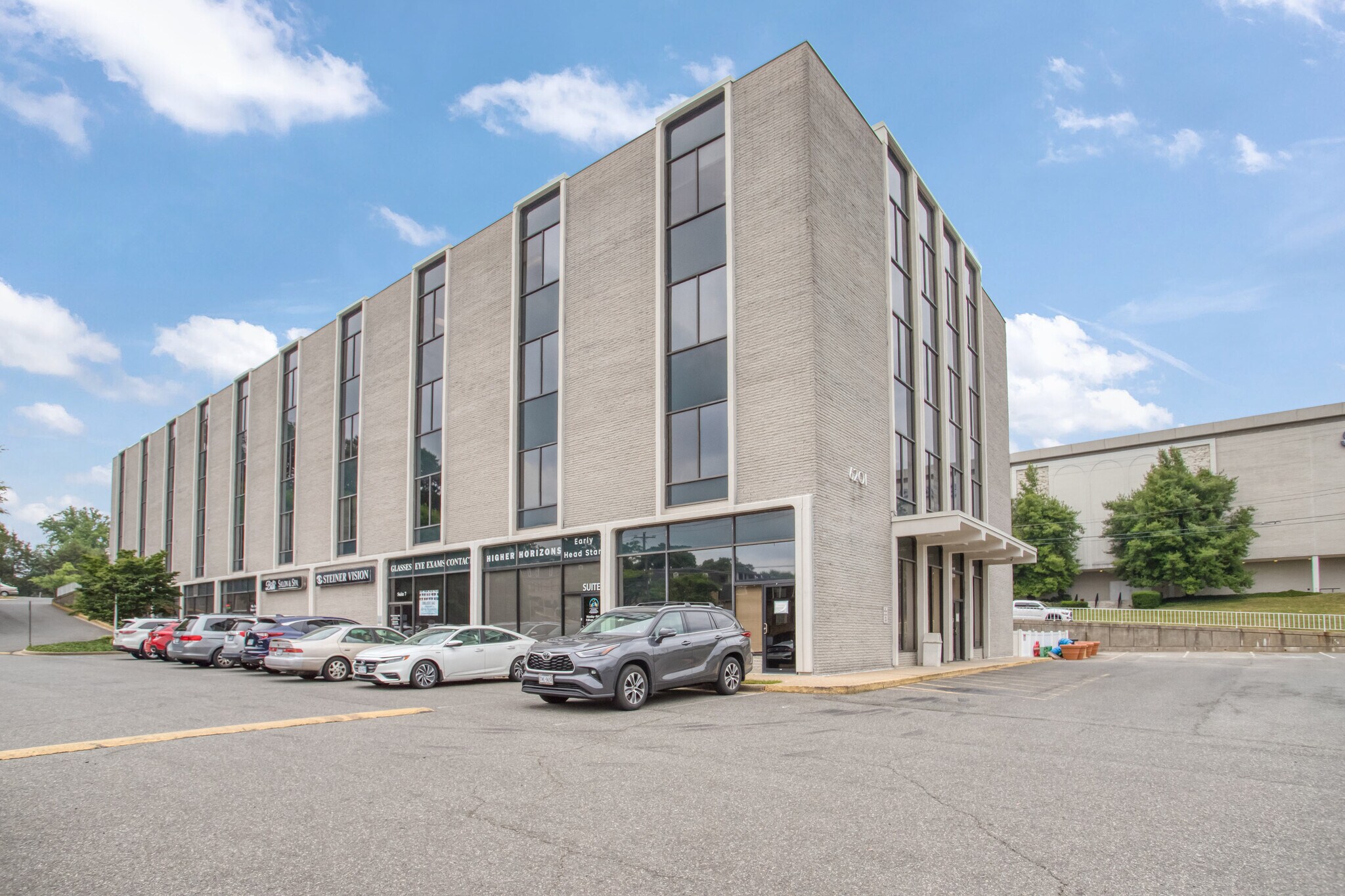 6201 Leesburg Pike, Falls Church, VA à louer Photo principale– Image 1 sur 8